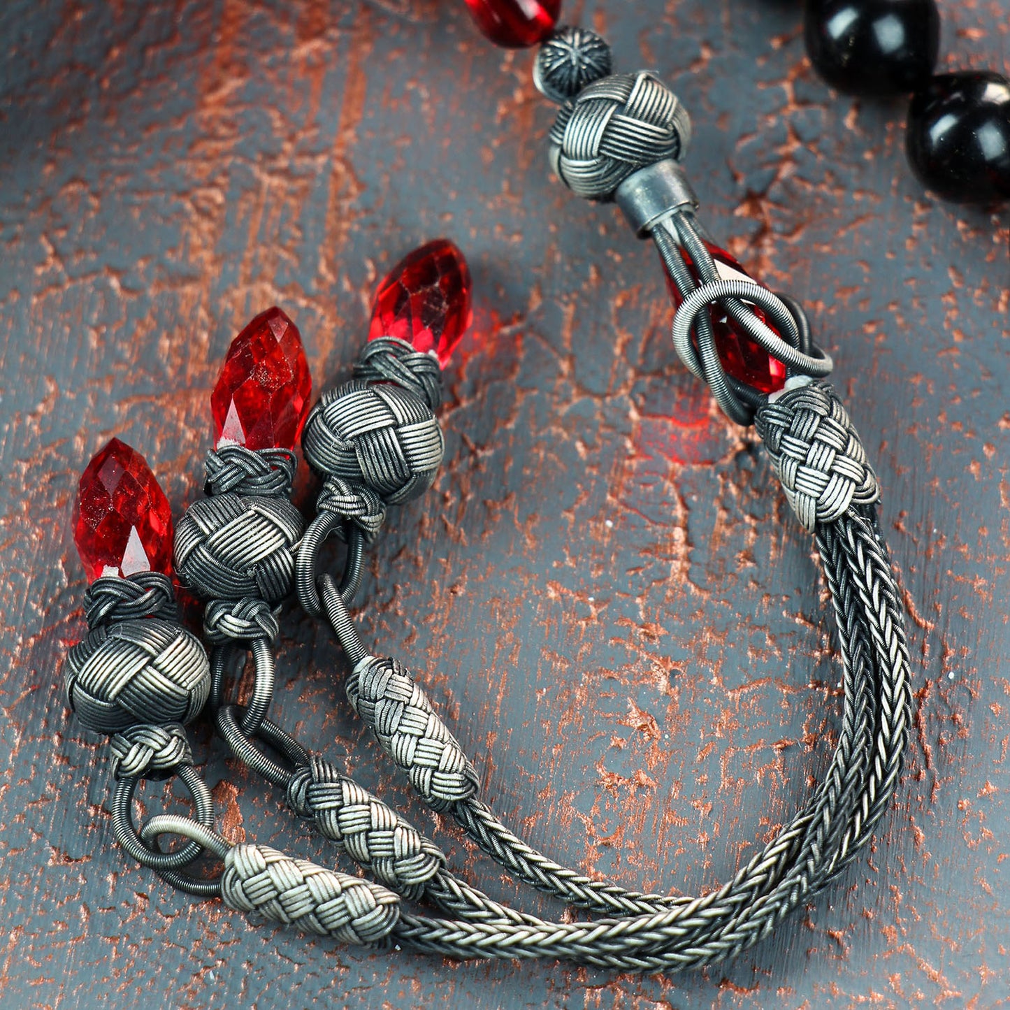 مسبحة عنبر ناري أحمر مع شرابات قزاز فضية