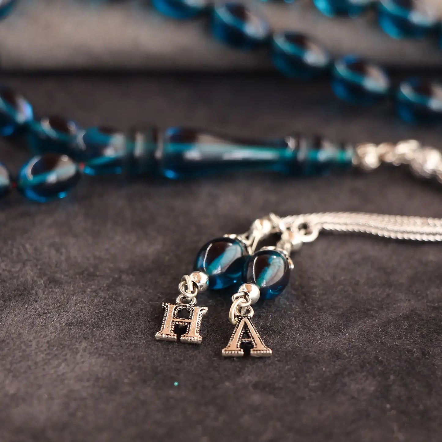 مسبحة كهرمانية مقطوعة من الشعير الأزرق للبرلمان مع أحرف مخصصة وشرابات فضية