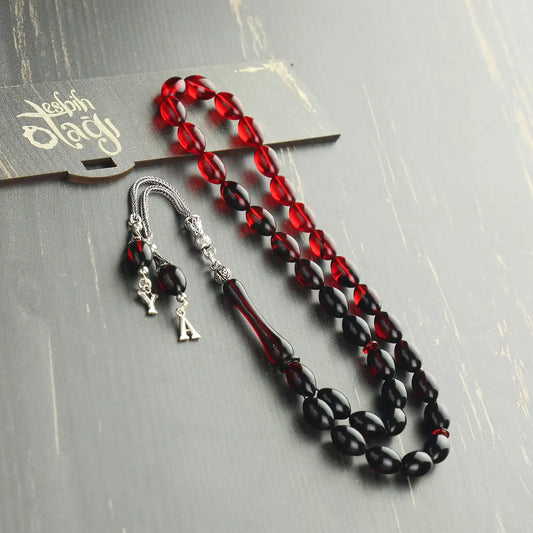 Kişiye özel kırmızı siyah ateş kehribar tesbih, harfli gümüş püsküllü tasarım.