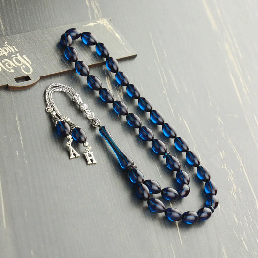 Kişiye özel mavi ateş kehribar tesbih, harfli gümüş püsküllü tasarım.