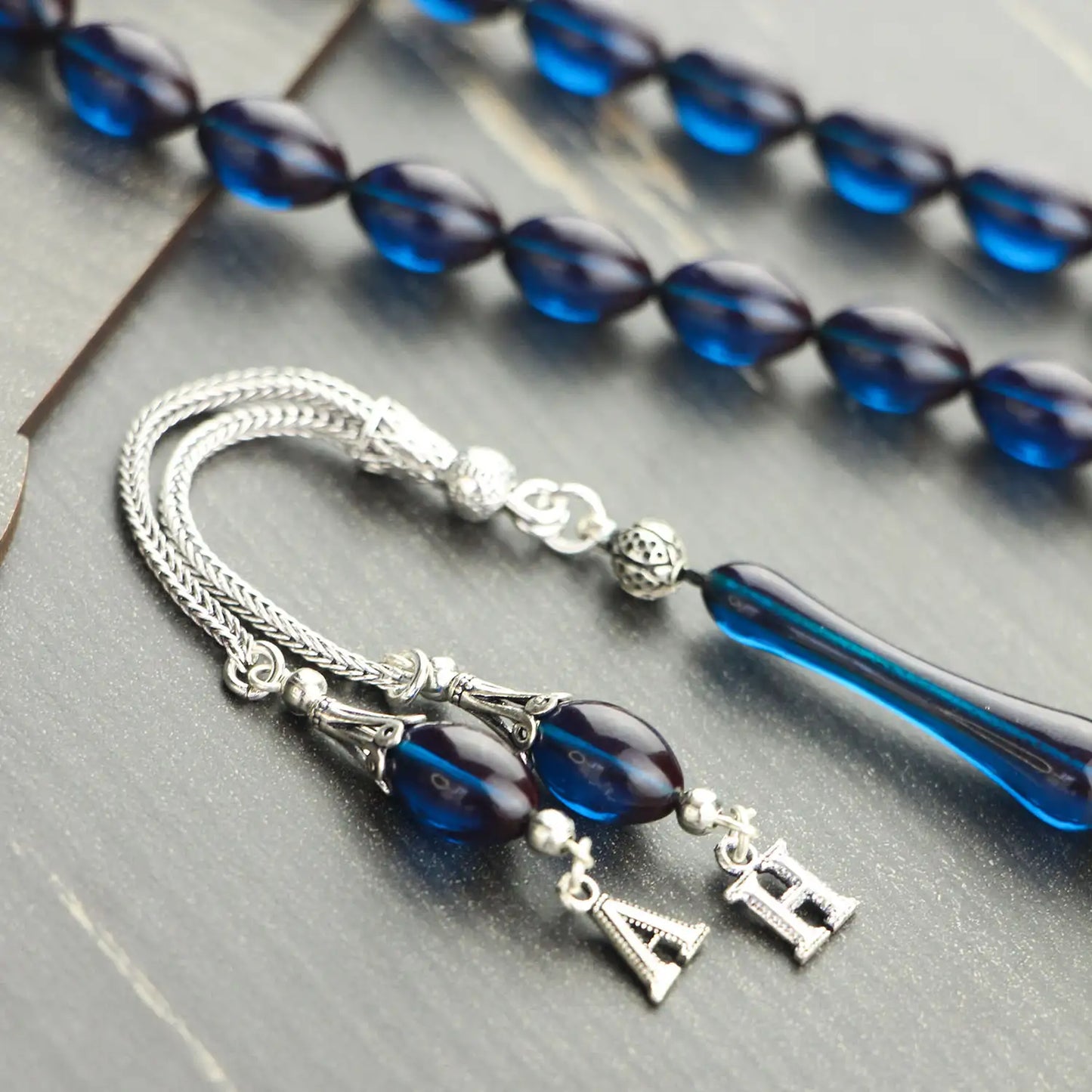 مسبحة العنبر الأزرق الناري بأحرف مخصصة