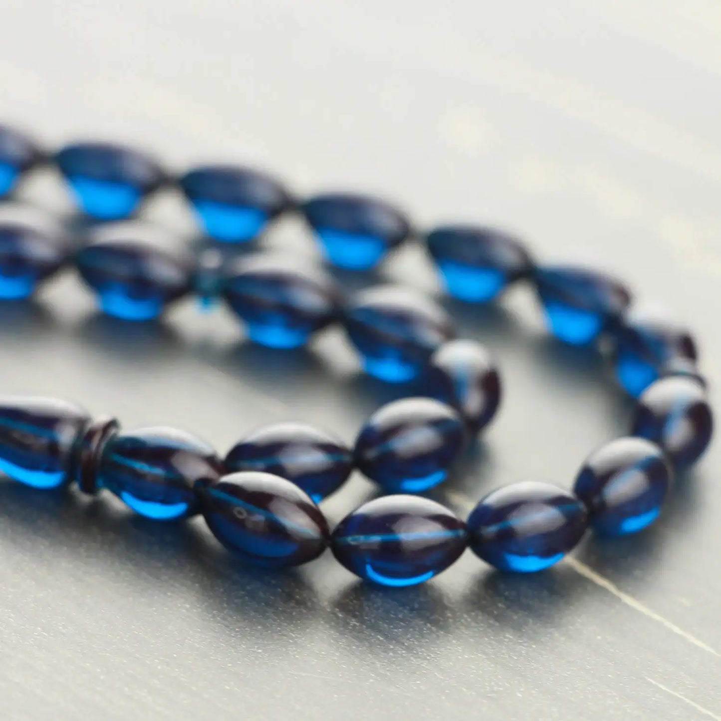 مسبحة العنبر الأزرق الناري بأحرف مخصصة