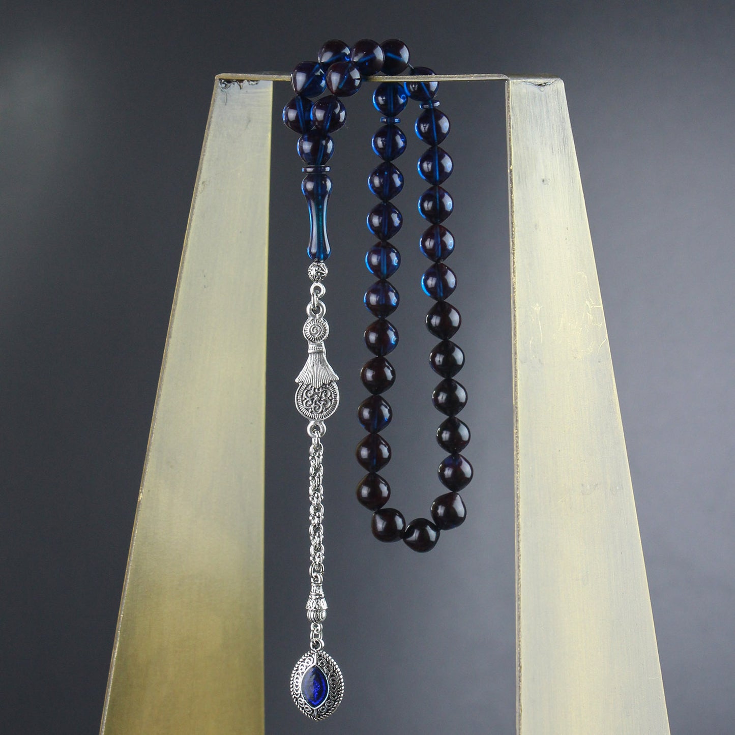 مسبحة كهرمانية معتمدة مقطوعة باللون الأزرق والأسود الناري