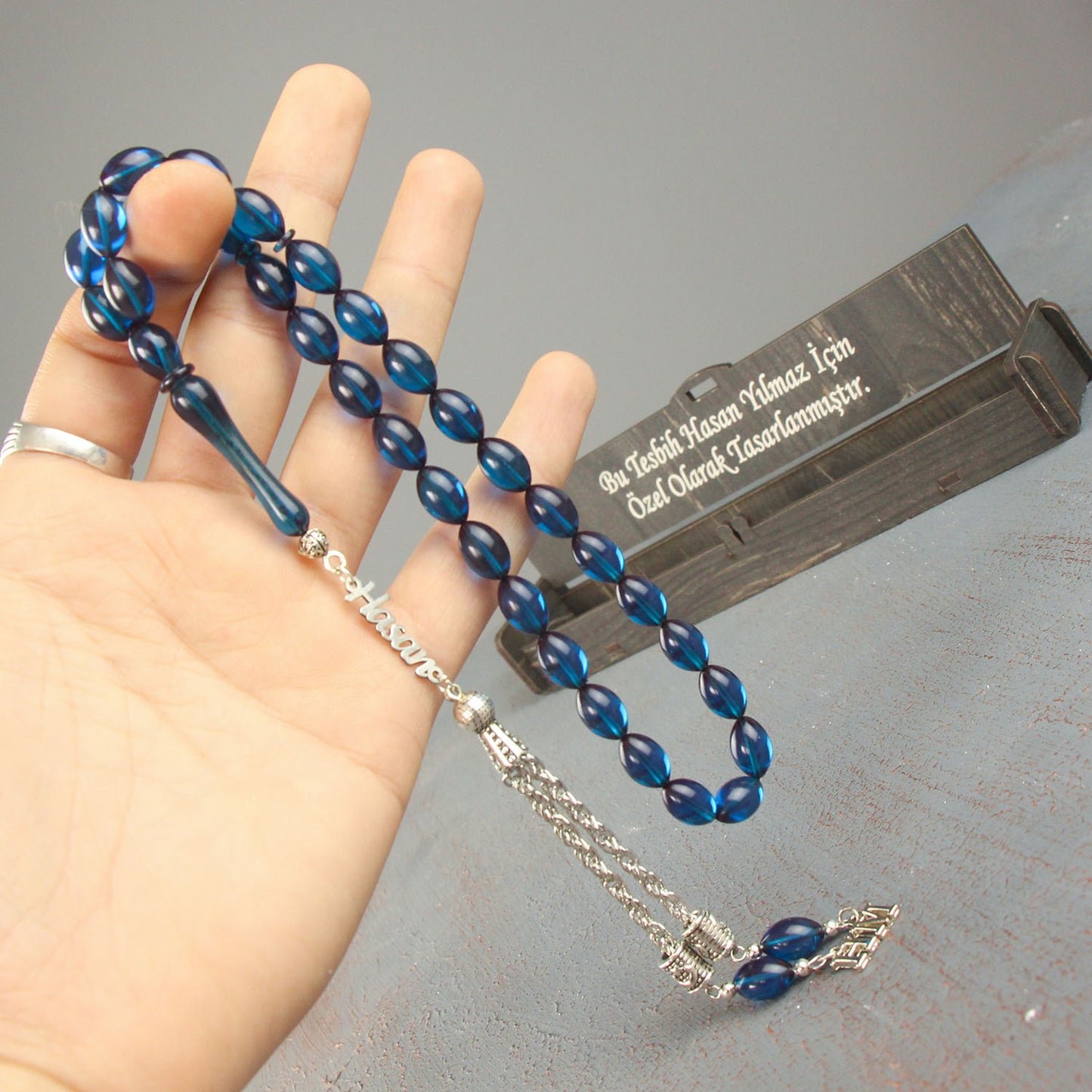 سبحة صلاة مخصصة للاسم الفضي مع حروف كهرمانية زرقاء اللون