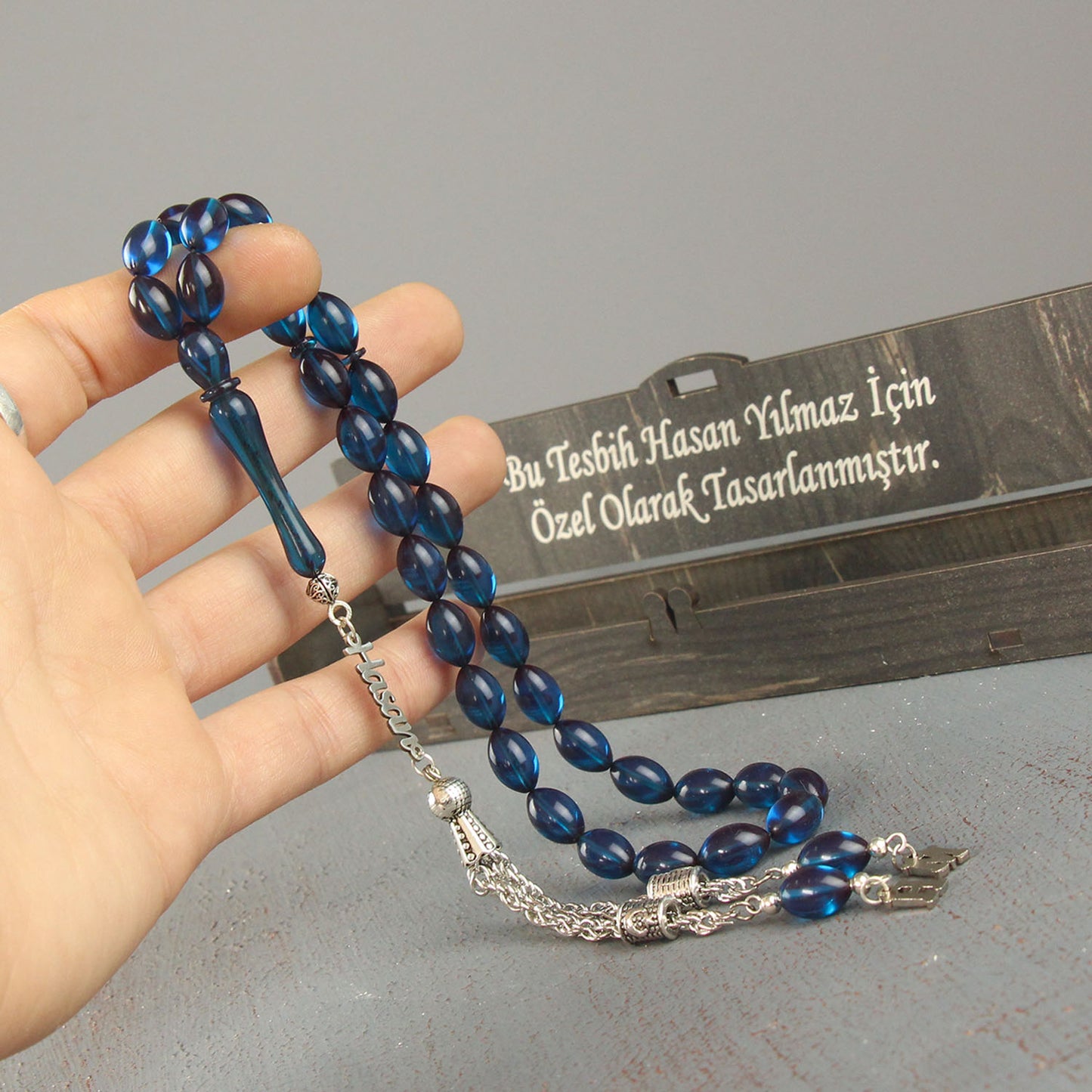سبحة صلاة مخصصة للاسم الفضي مع حروف كهرمانية زرقاء اللون