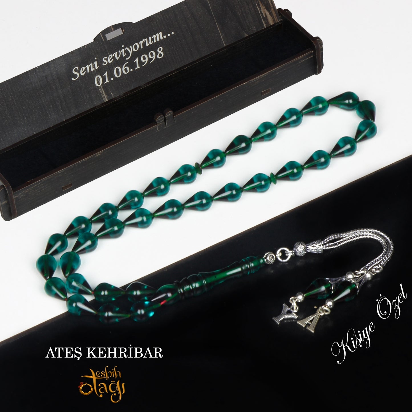 مسبحة كهرمانية خضراء مقطوعة بشكل قطرة مع حروف مخصصة وشرابات فضية