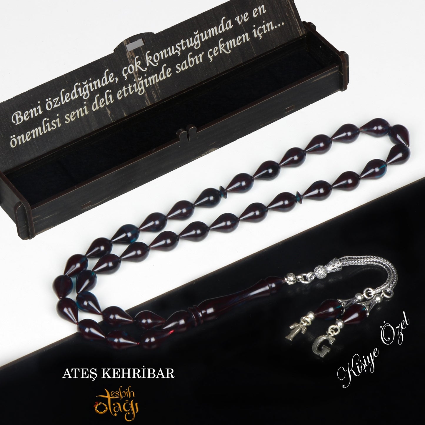 مسبحة كهرمانية زرقاء مقطوعة بشكل قطرة مع حروف مخصصة وشرابات فضية