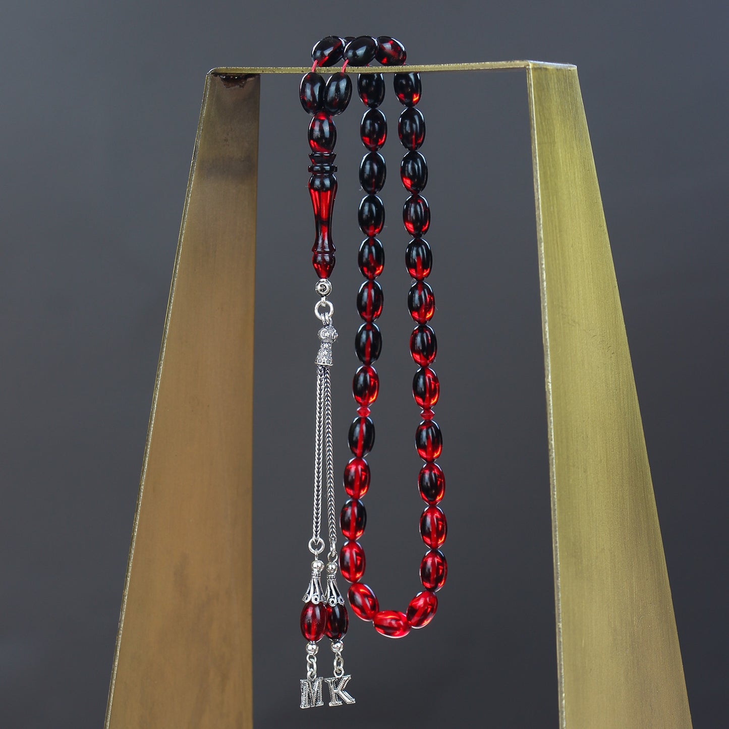 مسبحة من العنبر الأحمر المقطوعة بلون الشعير مع حروف مخصصة وشرابات فضية