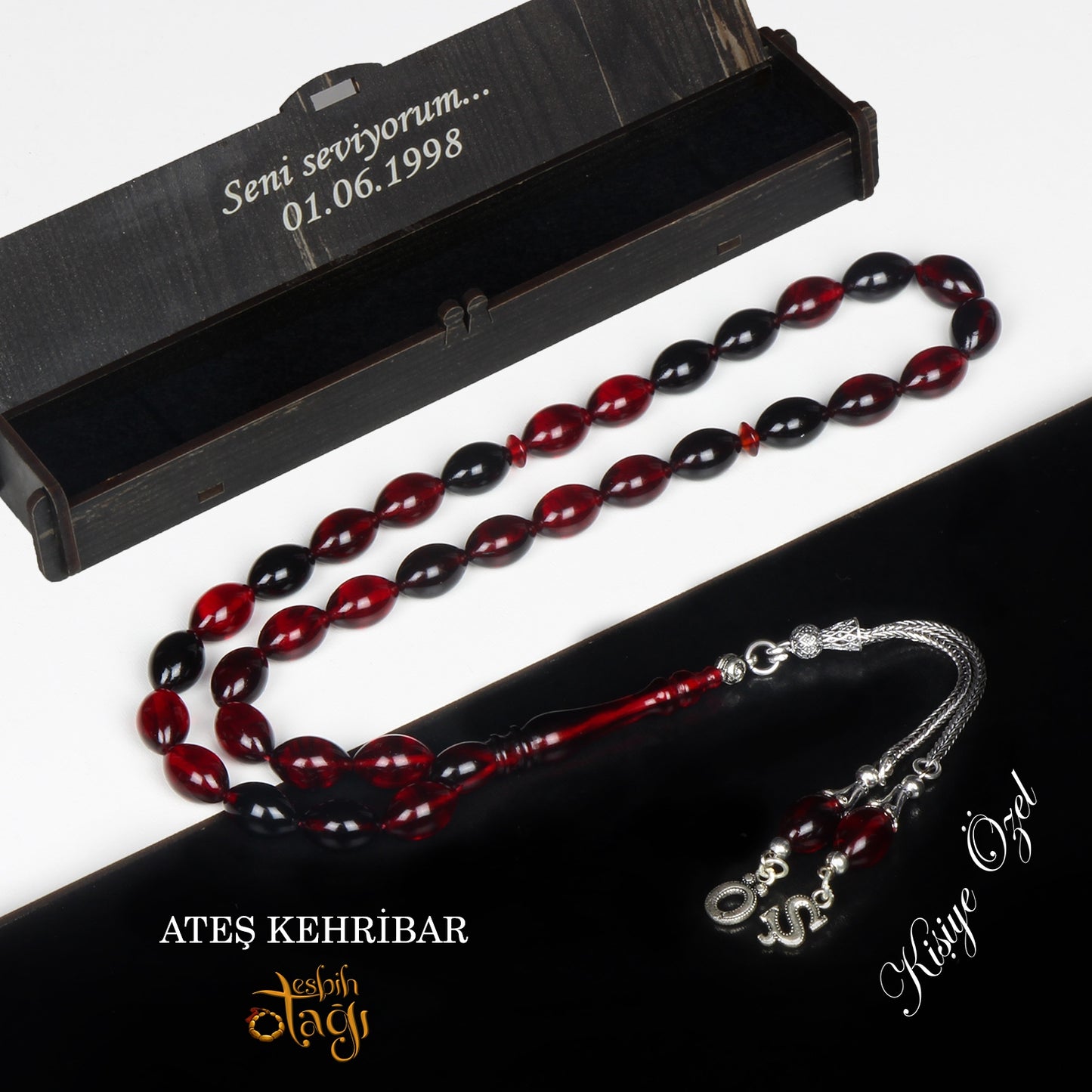 مسبحة شعير مُزينة بأحرف فضية مُخصصة ومُقطعة من تموج في النسيج باللون الأحمر وكهرماني