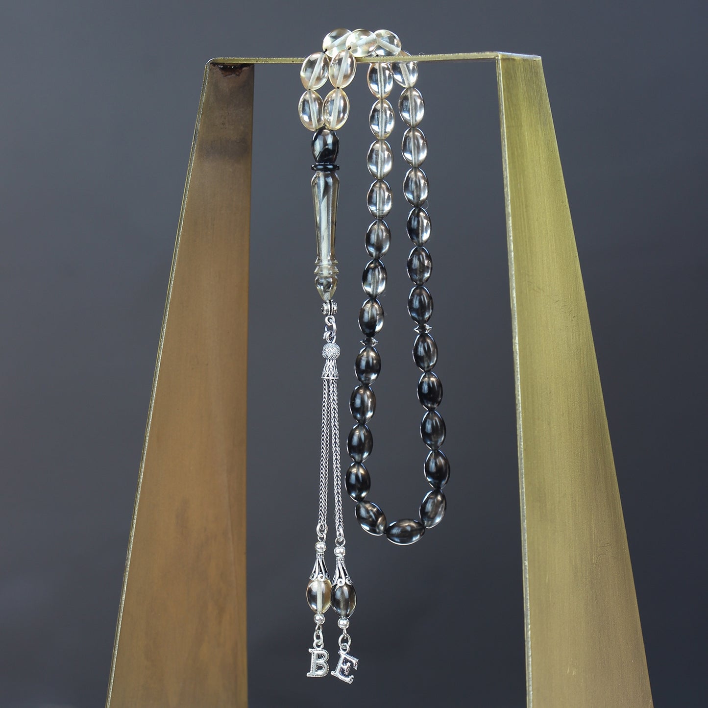 مسبحة عنبرية مدخنة مقطوعة من الشعير الملون مع حروف مخصصة وشرابات فضية