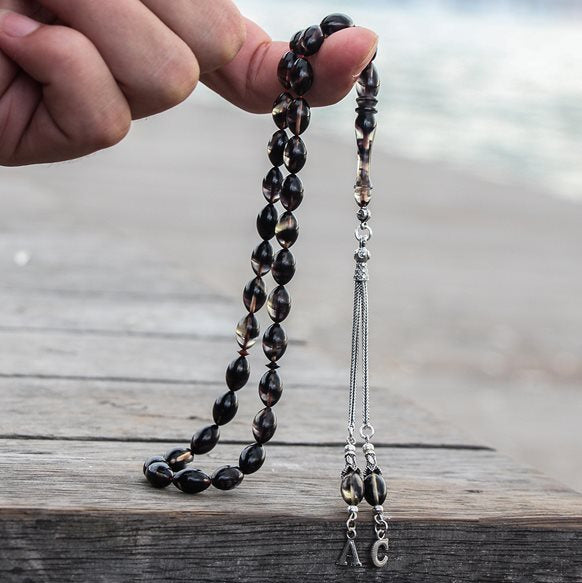 Kehribar tesbih kişiye özel harfli püskül detaylı.