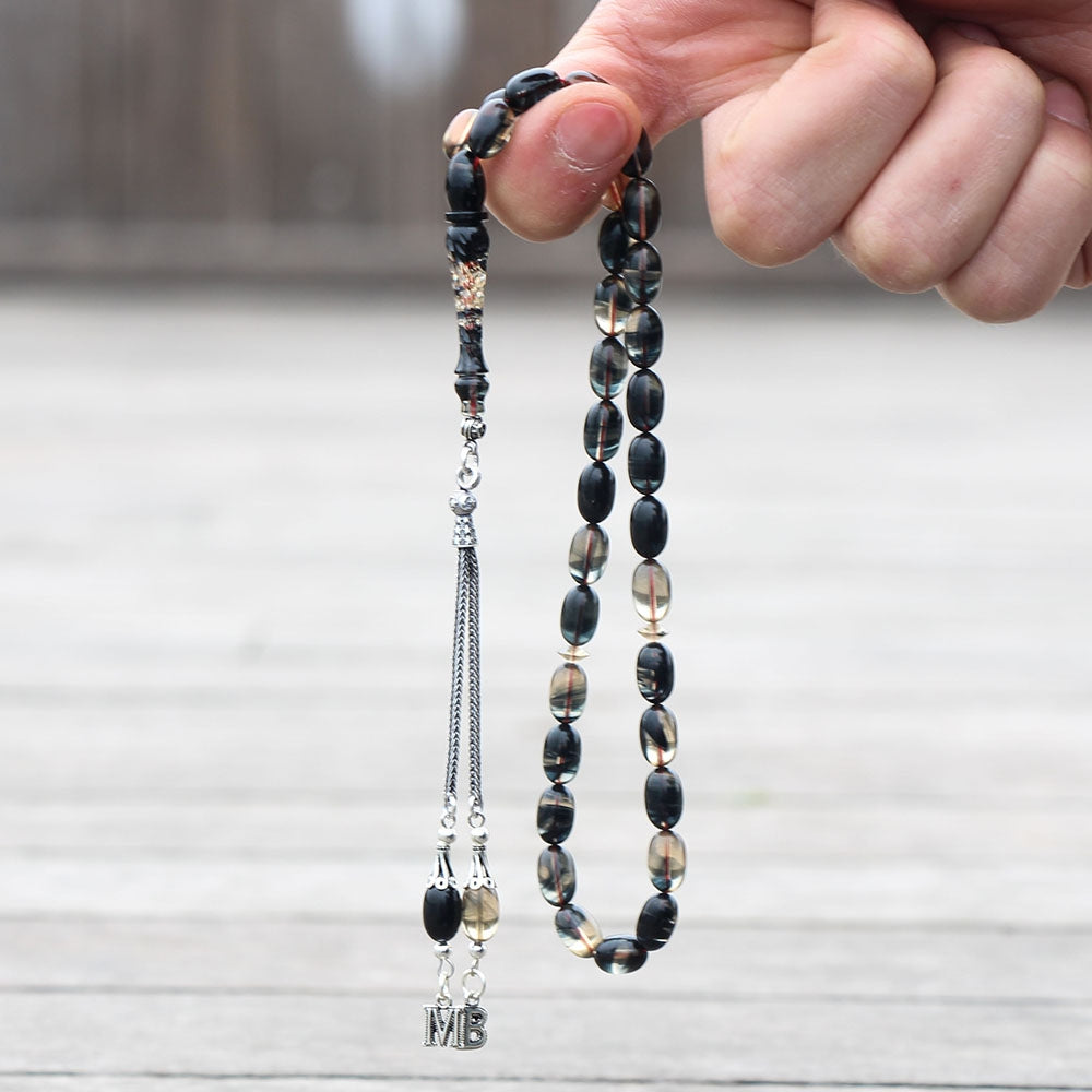 Özel işlemeli imame ve siyah hareli kehribar tanelerine sahip kişiselleştirilebilir gümüş püsküllü tesbih.