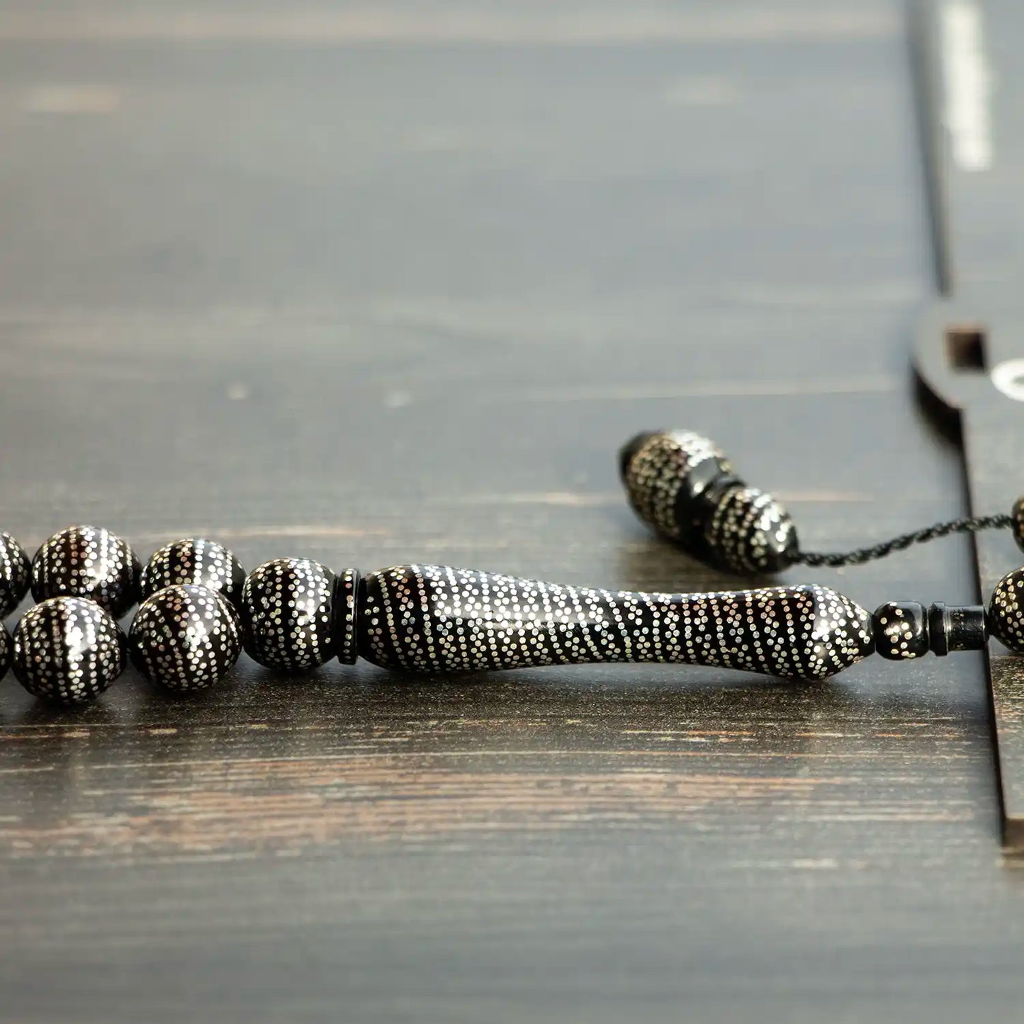 Yoğun Gümüş İşlemeli Usta İşçilikli Kuka Tesbih | Küre Kesim