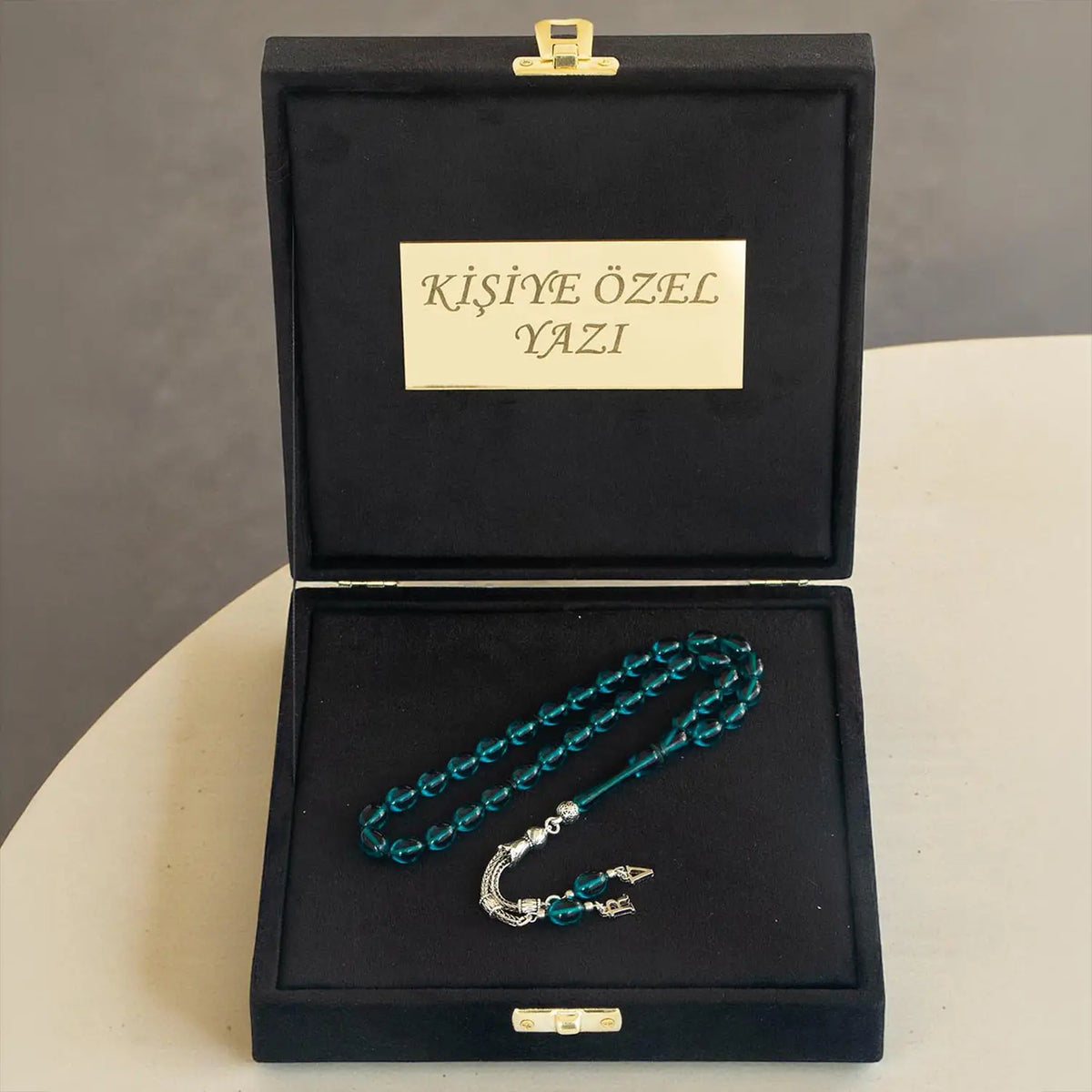 Kişiye özel yazılı premium kutusunda turkuaz arpa kesim harfli ateş kehribar tesbih